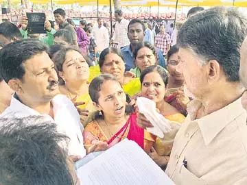 మంత్రి కోర్టులో నిధుల బంతి ! - Sakshi