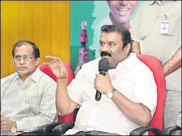 పన్ను ఎగవేతదారులను వదలొద్దు - Sakshi