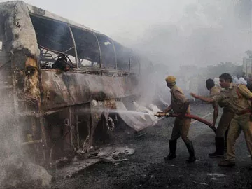 బస్సు ప్రమాదంపై విచారణ చేపట్టిన అధికారులు - Sakshi