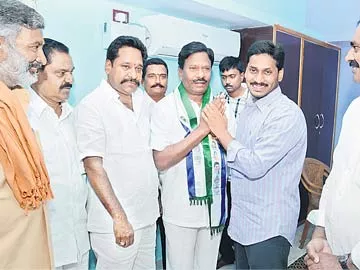 వైఎస్సార్‌సీపీలోకి మాజీ ఎమ్మెల్యే గాంధీ - Sakshi