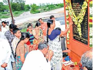 ఆరని కన్నీటి తడి - Sakshi