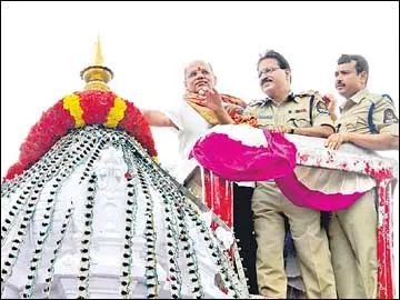 ప్రారంభమైన లాల్‌దర్వాజా ఉత్సవాలు