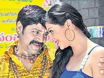 ఆకట్టుకొనే హంసానందిని