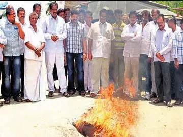 చిలకలూరిపేటలో మర్రి రాజశేఖర్ ఆధ్వర్యంలో చంద్రబాబు దిష్టిబొమ్మ దహనం - Sakshi