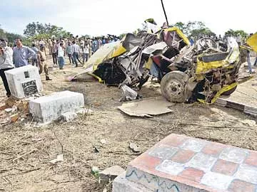 ఎగిరి.. శ్మశానంలో పడ్డారు