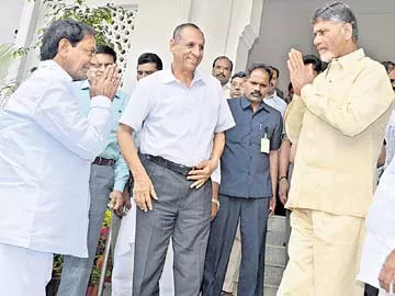 గవర్నర్ జోక్యం కోరిన బాబు, కేసీఆర్ - Sakshi