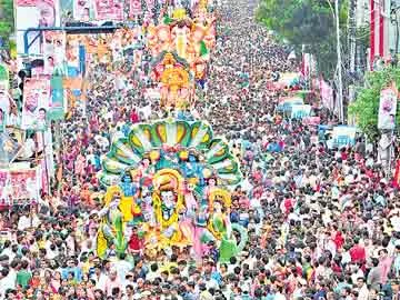 మొజాంజాహి మార్కెట్ వద్ద సాగుతున్న శోభాయాత్ర - Sakshi