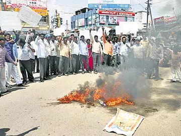 ఆదర్శ రైతుల ఆగ్రహం - Sakshi