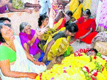 రైతన్నను కబళించిన కరువు - Sakshi