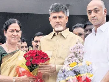 టీడీపీలో చేరిన గల్లా అరుణ - Sakshi