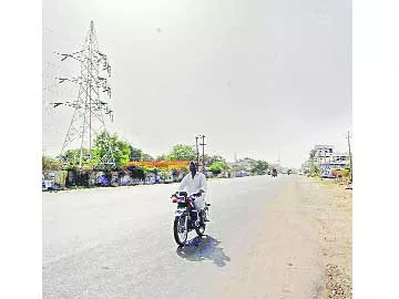 భగ్గుమంటున్న భానుడు - Sakshi