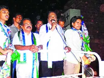 వైఎస్సార్ సీపీ అభ్యర్థుల రోడ్‌షో - Sakshi