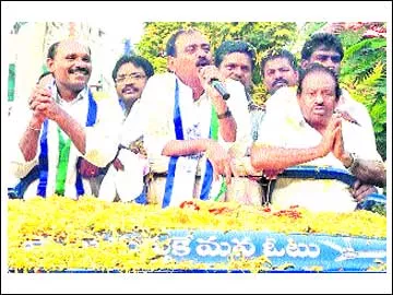 ఫ్యాను స్పీడుకు పార్టీలన్నీ ఖాళీ - Sakshi