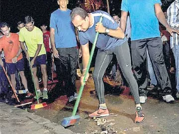 చీపురు పట్టిన అనిల్ అంబానీ