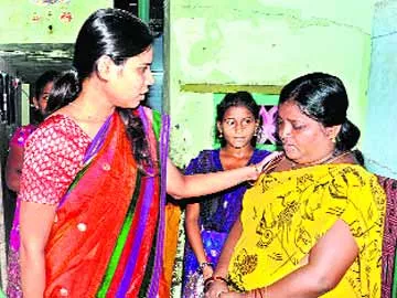 కన్నీళ్లు తుడుస్తూ.. ఓదార్పునిస్తూ! - Sakshi