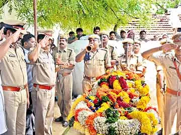 కానిస్టేబుల్ నాగరాజుకు కన్నీటి వీడ్కోలు - Sakshi