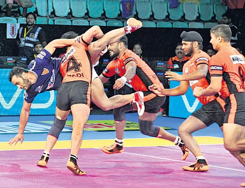 Pro Kabaddi 2017: U Mumba Edge Dabang Delhi 30-28