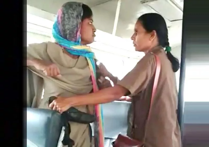 Lady Police and Lady Conductor fight in RTC bus in Mahabubnagar district - Sakshi