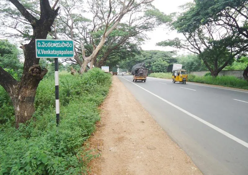 farmers against given  lands for cunstruction collectarate