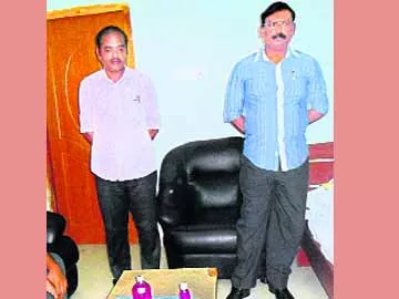 ఏసీబీ దాడితో  కలకలం - Sakshi