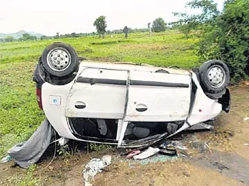 కారు ప్రమాదానికి గురై ముగ్గురి మృతి - Sakshi