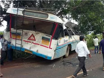 రోడ్డు ప్రమాదంలో మహిళ మృతి - Sakshi