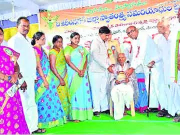 సీఎం దృష్టికి మానసిక వికలాంగుల సమస్య - Sakshi