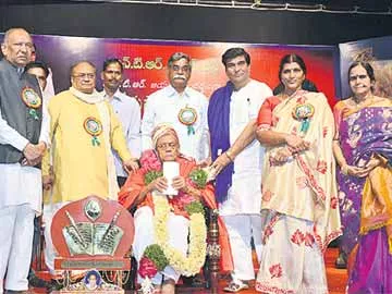 సమాజ పరిశీలనతోనే పట్టు సాధిస్తాం