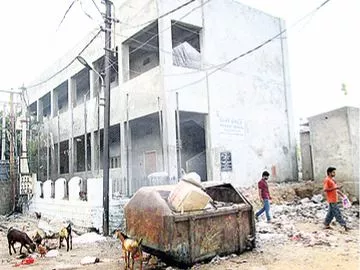 హైటెక్ నగరిలో లోటెక్ బడులు - Sakshi