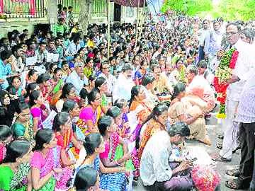 ప్రభుత్వ శాఖల్లో ఖాళీలు భర్తీ చేయాలి