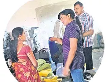 హాస్టళ్లపై ఏసీబీ పంజా - Sakshi