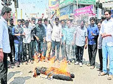 'సిట్టింగ్ జడ్జితో విచారణ చేపట్టాలి'