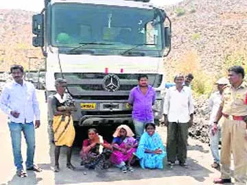 పనులు అడ్డుకున్న భూ నిర్వాసితులు