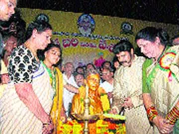 ఎడ్ల పోటీలు ప్రారంభం - Sakshi