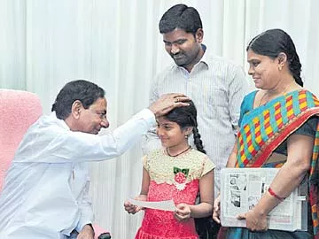 శ్రీజను ఆశ్వీరదిస్తున్న సీఎం కేసీఆర్ - Sakshi