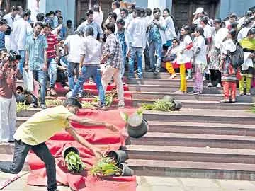 వెటర్నరీ విద్యార్థులపై లాఠీచార్జి