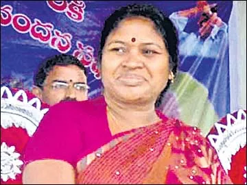 భూములను స్వాధీనం చేసుకుని పేదలకు పంచాలి - Sakshi