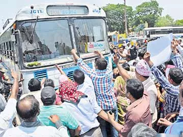 గురువారం వరంగల్ జిల్లా హన్మకొండ బస్టాండ్‌లో బస్సును అడ్డుకుంటున్న ఆర్టీసీ ఉద్యోగులు