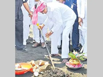 నిజామాబాద్ జిల్లా సదాశివపేటలో మిషన్ కాకతీయ పనులను  ప్రారంభిస్తున్న సీఎం కేసీఆర్ - Sakshi