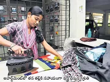 సరస్వతీ బిడ్డలం చదువు‘కొనలేం’.. - Sakshi