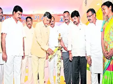 ఒంటికి యోగా మంచిదేగా - Sakshi