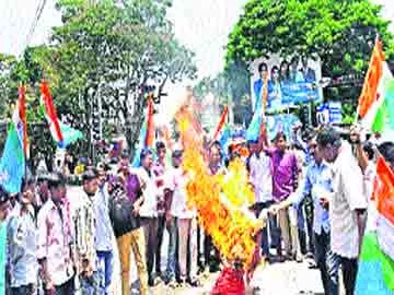 రాజస్థాన్ ప్రభుత్వం తీరుపై ఆగ్రహం - Sakshi