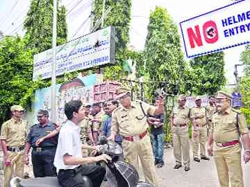 హెల్మెట్‌పై ఆర్టీఏ వినూత్న ప్రచారం