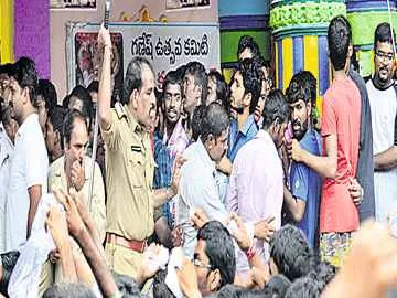 లడ్డూ కోసం వస్తే.. లాఠీ దెబ్బలు!