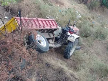 ట్రాక్టర్ బోల్తా: 8 మందికి తీవ్రగాయాలు