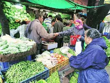 ఆకాశాన్నంటిన ఆహార ధరలు - Sakshi