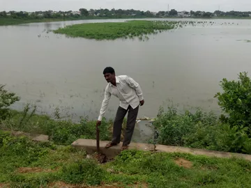 శిథిలావస్థలో నక్కల చెరువు తూము - Sakshi