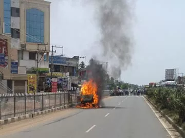 జాతీయ రహదారిపై వ్యాన్‌ దగ్ధం