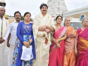 ఆలయం వద్ద కుటుంబ సభ్యులతో  ఎన్నికల అధికారి భన్వర్‌లాల్‌