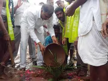 పుల్లూర్‌ బండపై మొక్క నాటుతున్న మంత్రి